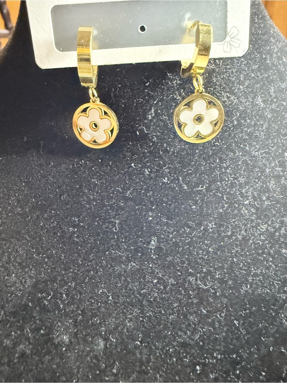 Fashion Jewelry Gold Drop Hoop Earrings with White Flower